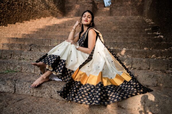 KERALA SAREE -MANOHARI - BLACK KASAVU