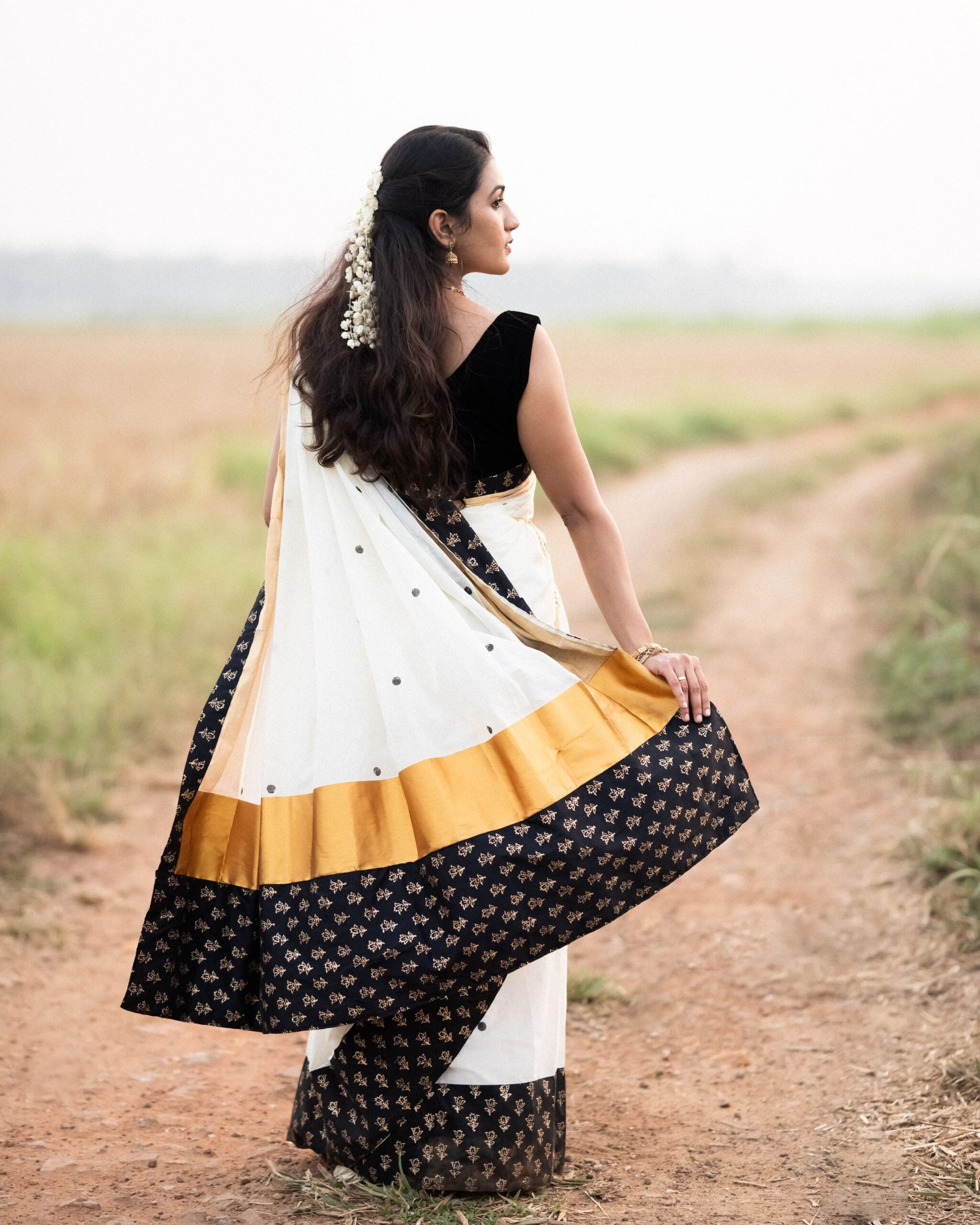 KERALA SAREE -MANOHARI - BLACK KASAVU