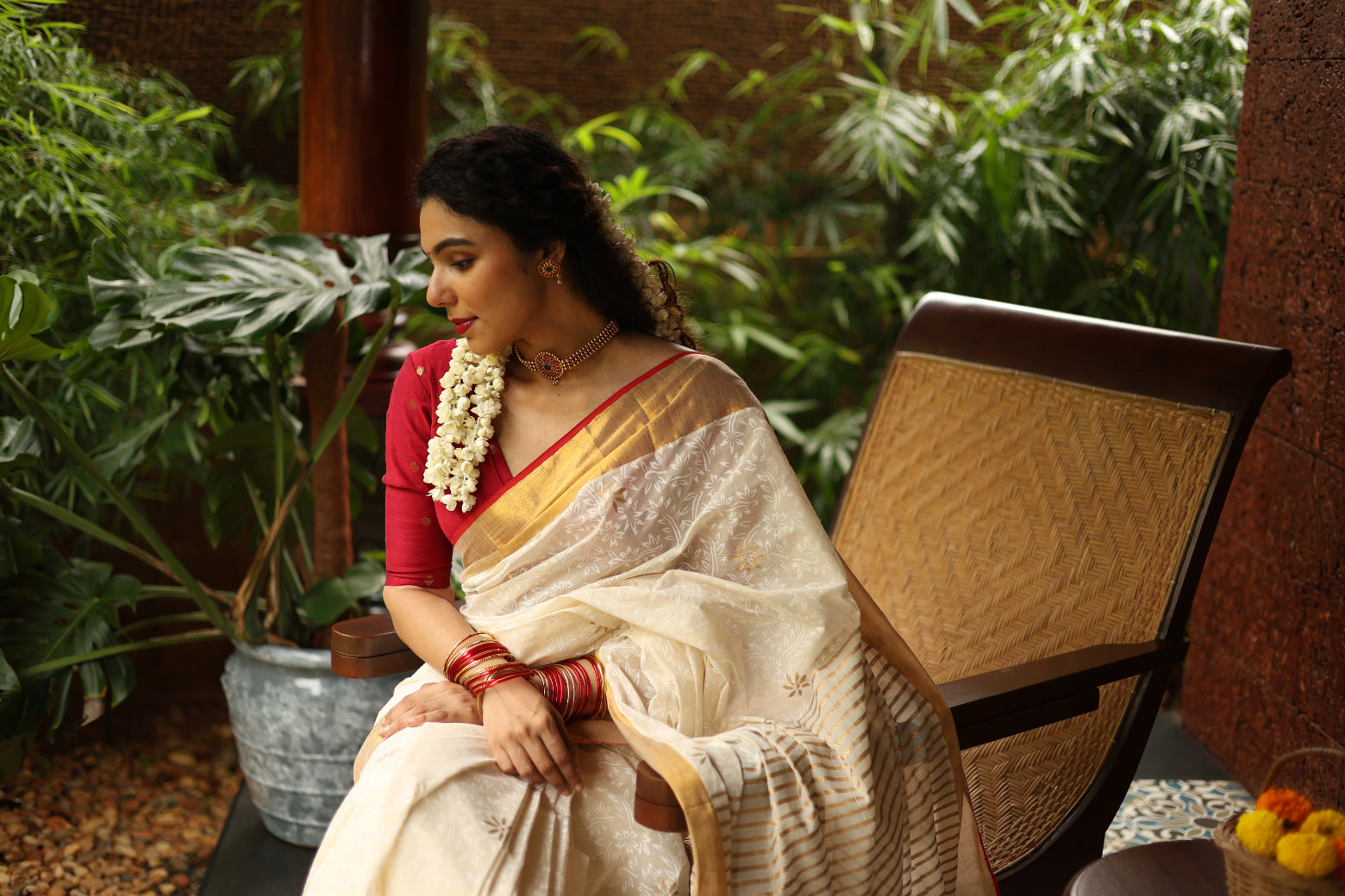 KERALA KASAVU - POOVILI - GOLD LINES